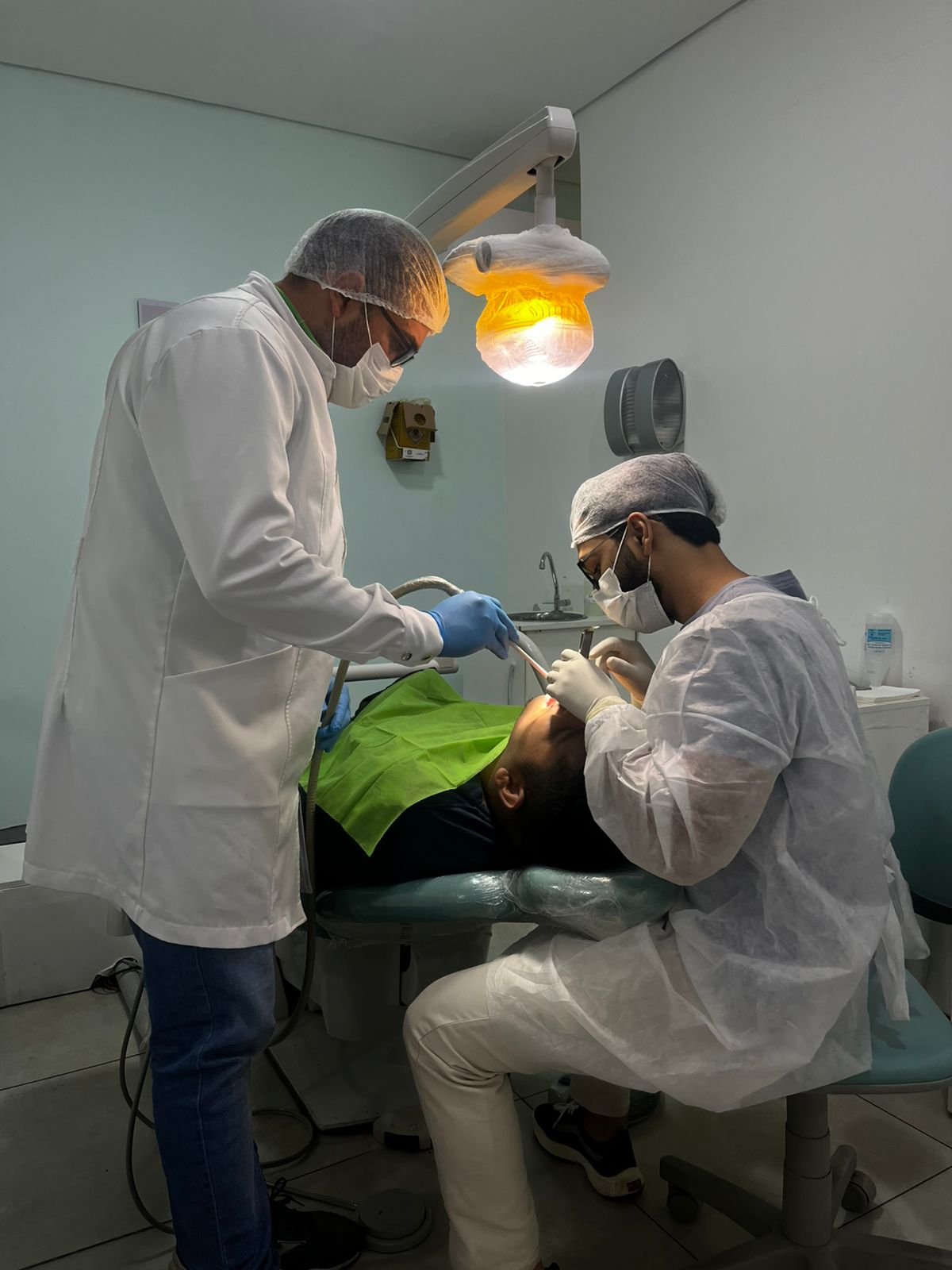 Equipe OdontoCompany realizando procedimento de implante dentário